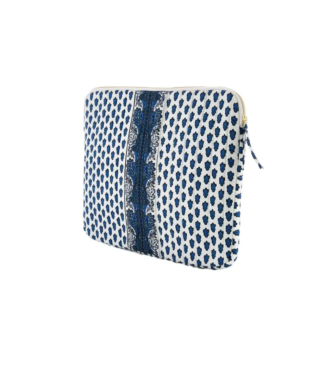 Souleiado Ligne De Voyage | Pochette AÏPADOU La Mouche bleu fond blanc